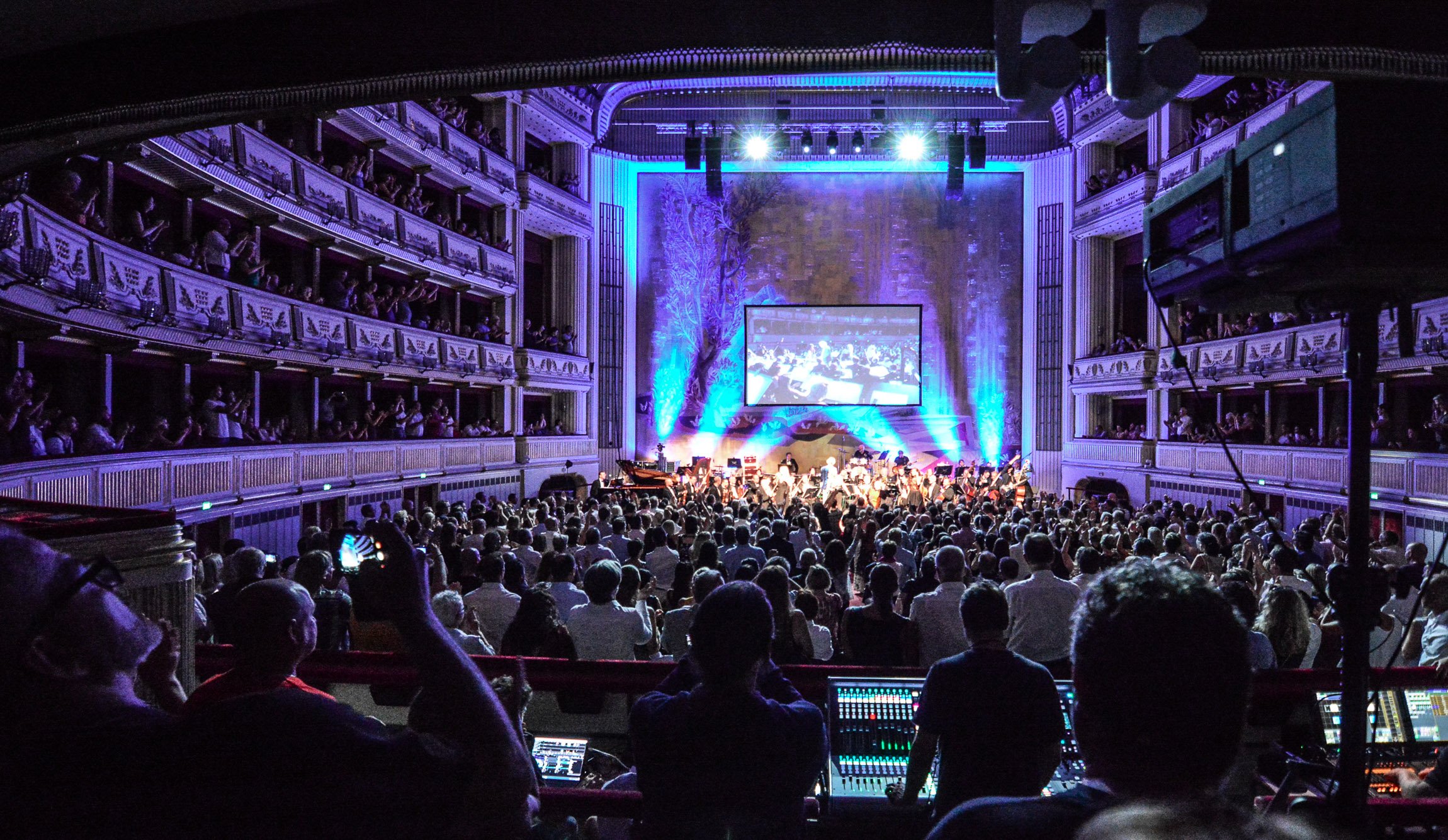 Stimmungsvoll beleuchteter Zuschauerraum mit Blick auf die Bühne.