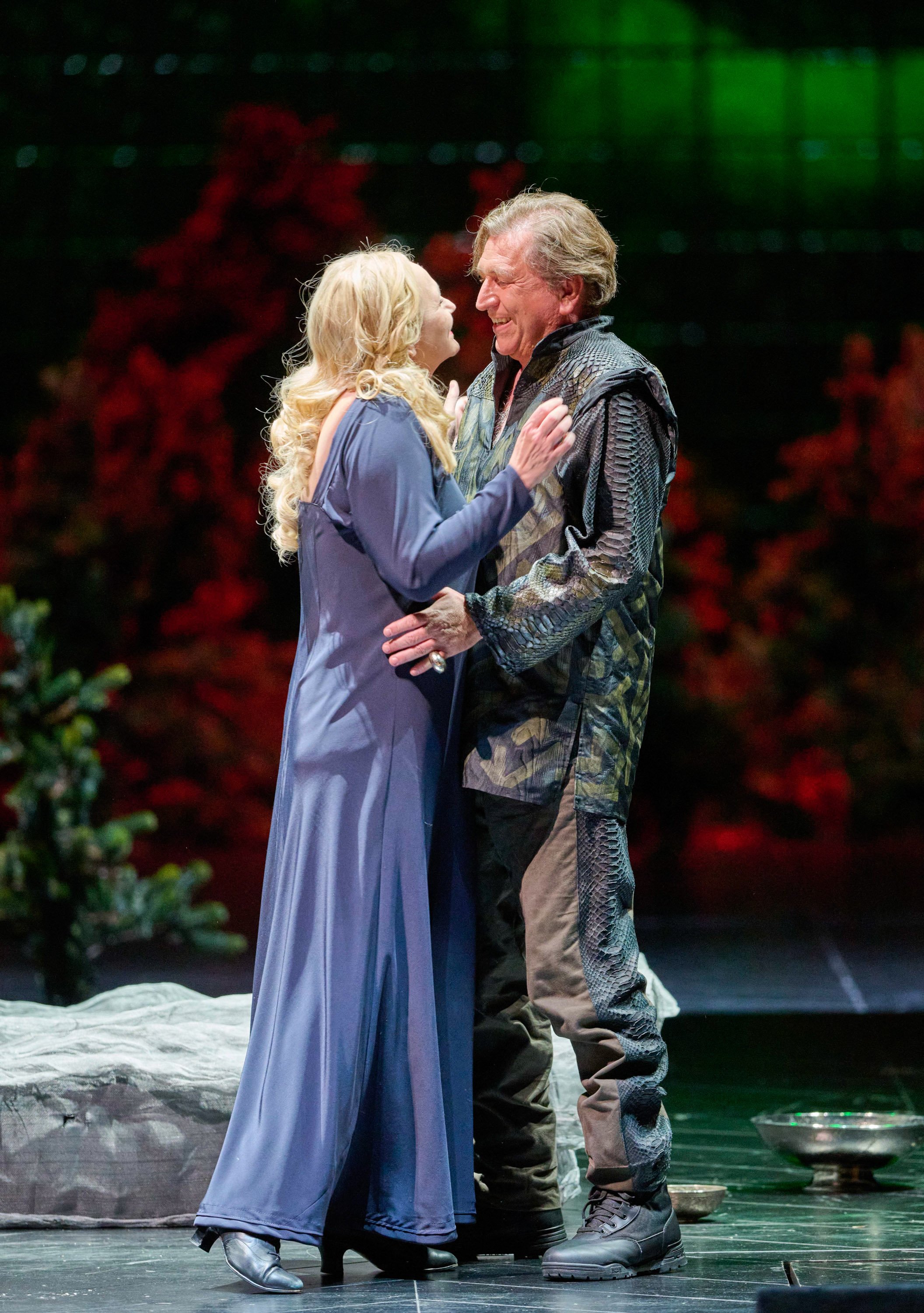 Ein Mann und eine Frau stehen sich nah gegenüber.