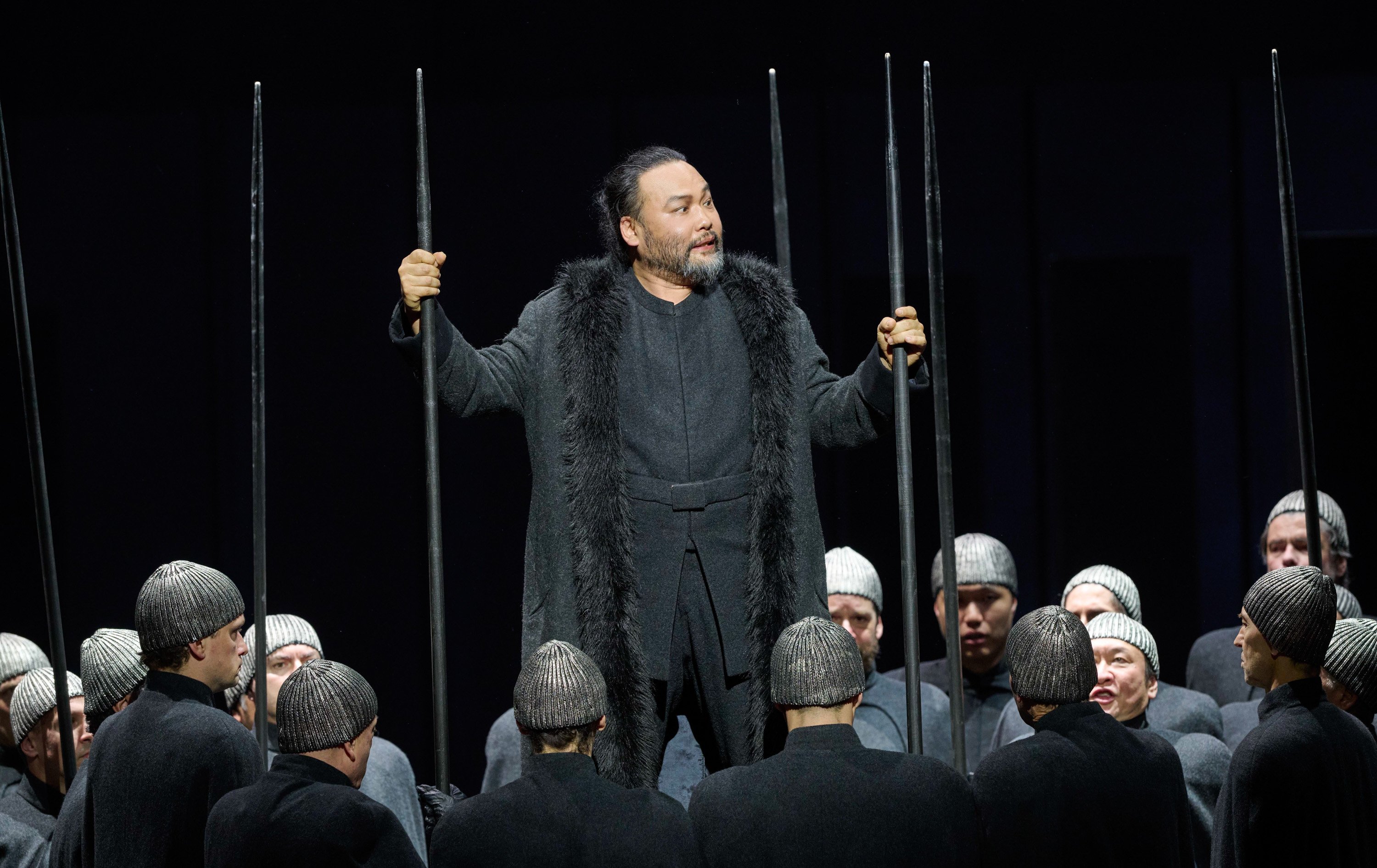 Ein Mann steht in der Mitte einer Menschengruppe.