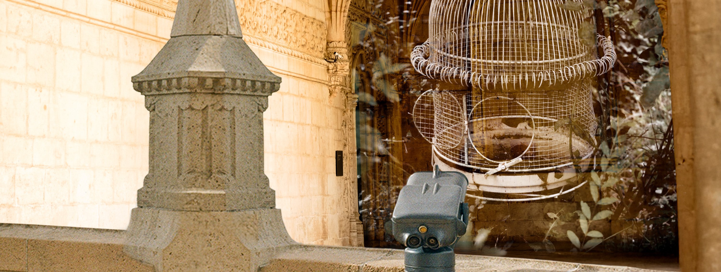 Ein Fernglas steht in einer steinernen Galerie, durch die ein überdimensionaler, durchsichtiger Vogelkäfig mit flatternden Vögeln zu sehen ist.