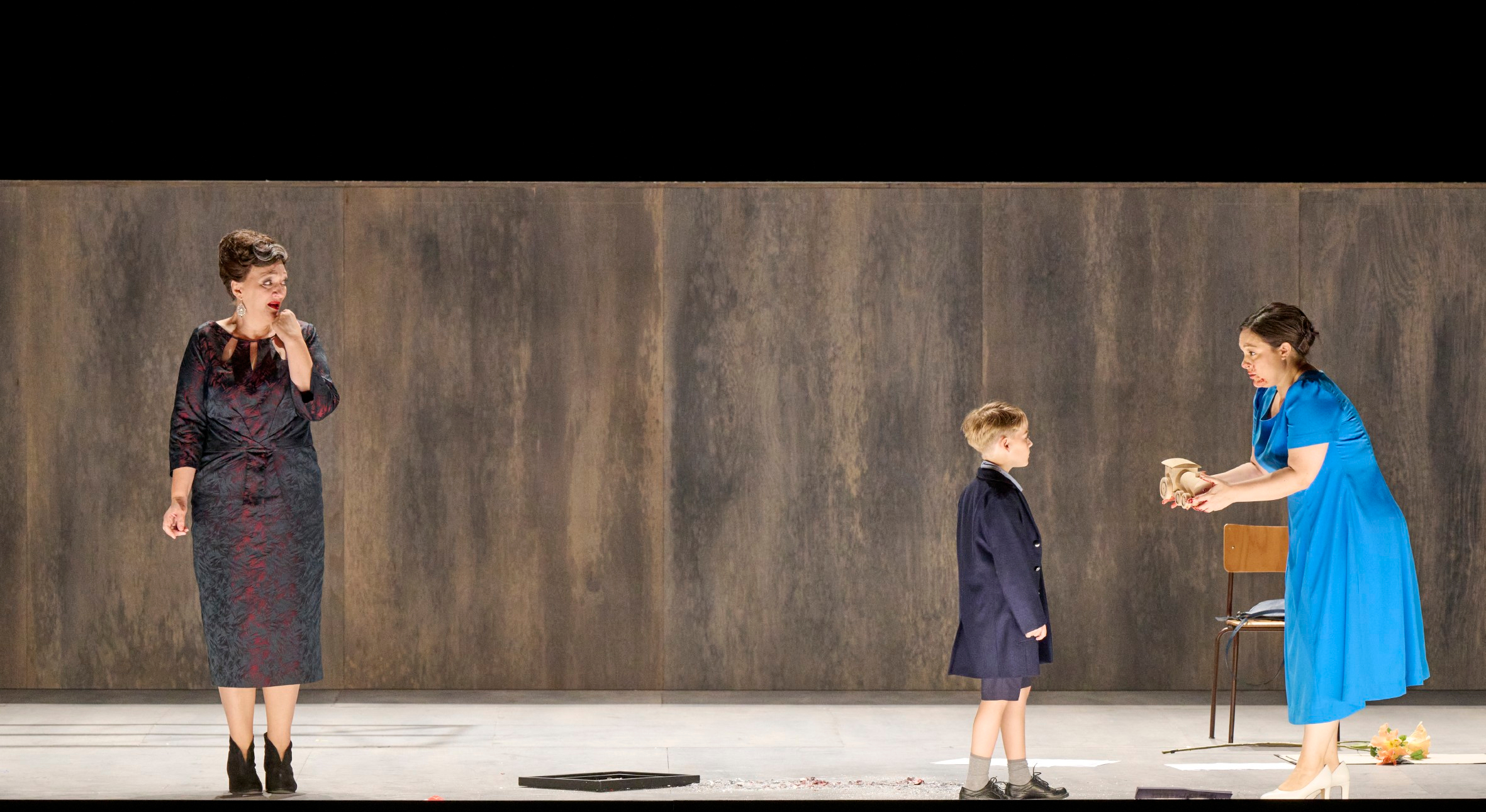 Zwei Personen unterhalten sich auf einer leeren Bühne.